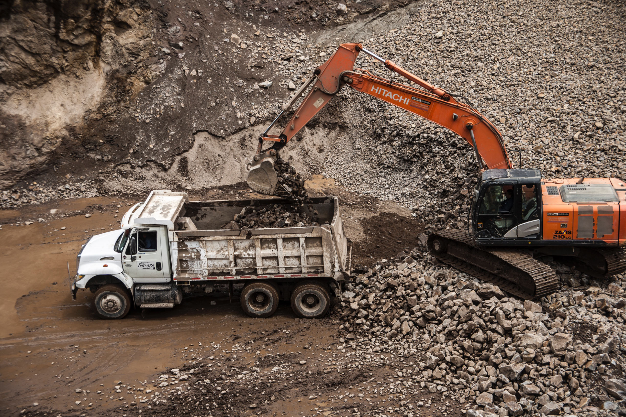 Equipo ASFACON Ingeniería trabajando en obra